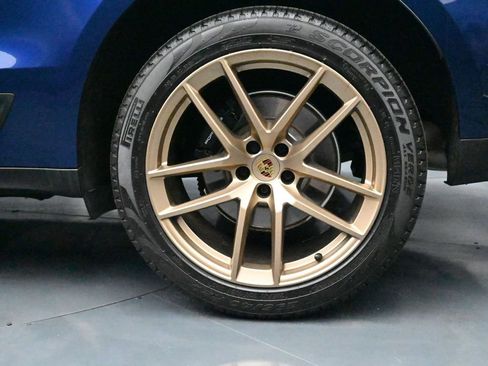 Used 2025 Porsche Macan AWD/4WD image 16