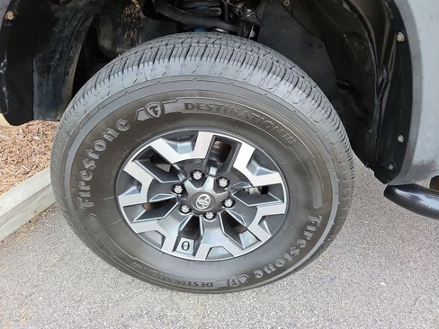 Used 2016 Toyota Tacoma TRD Off-Road w/ Premium & Technology Package AWD/4WD image 32