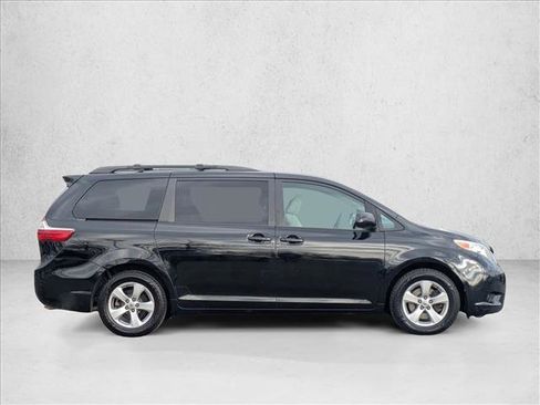 Used 2015 Toyota Sienna LE image 4