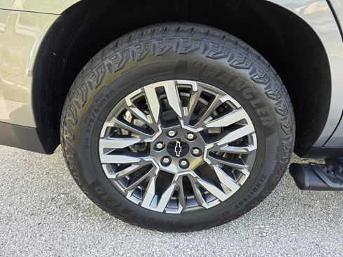Used 2025 Chevrolet Tahoe Z71 w/ Z71 Off-Road Package AWD/4WD image 9