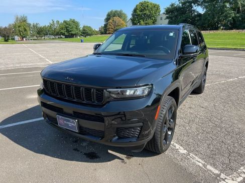 Used 2023 Jeep Grand Cherokee L Laredo AWD/4WD image 4
