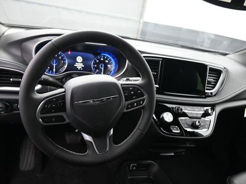 New 2026 Chrysler Pacifica Select image 40