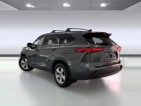 Used 2022 Toyota Highlander LE FWD image 3