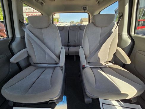Used 2010 Kia Sedona LX FWD image 32