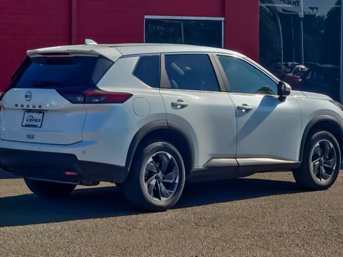 Used 2025 Nissan Rogue SV FWD image 3