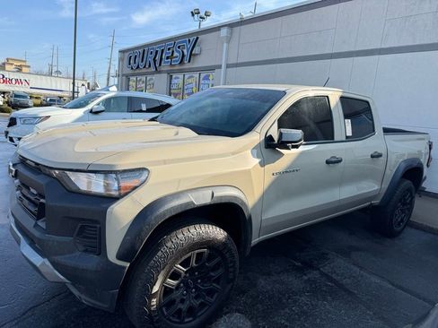 Used 2024 Chevrolet Colorado Trail Boss w/ Technology Package image 2