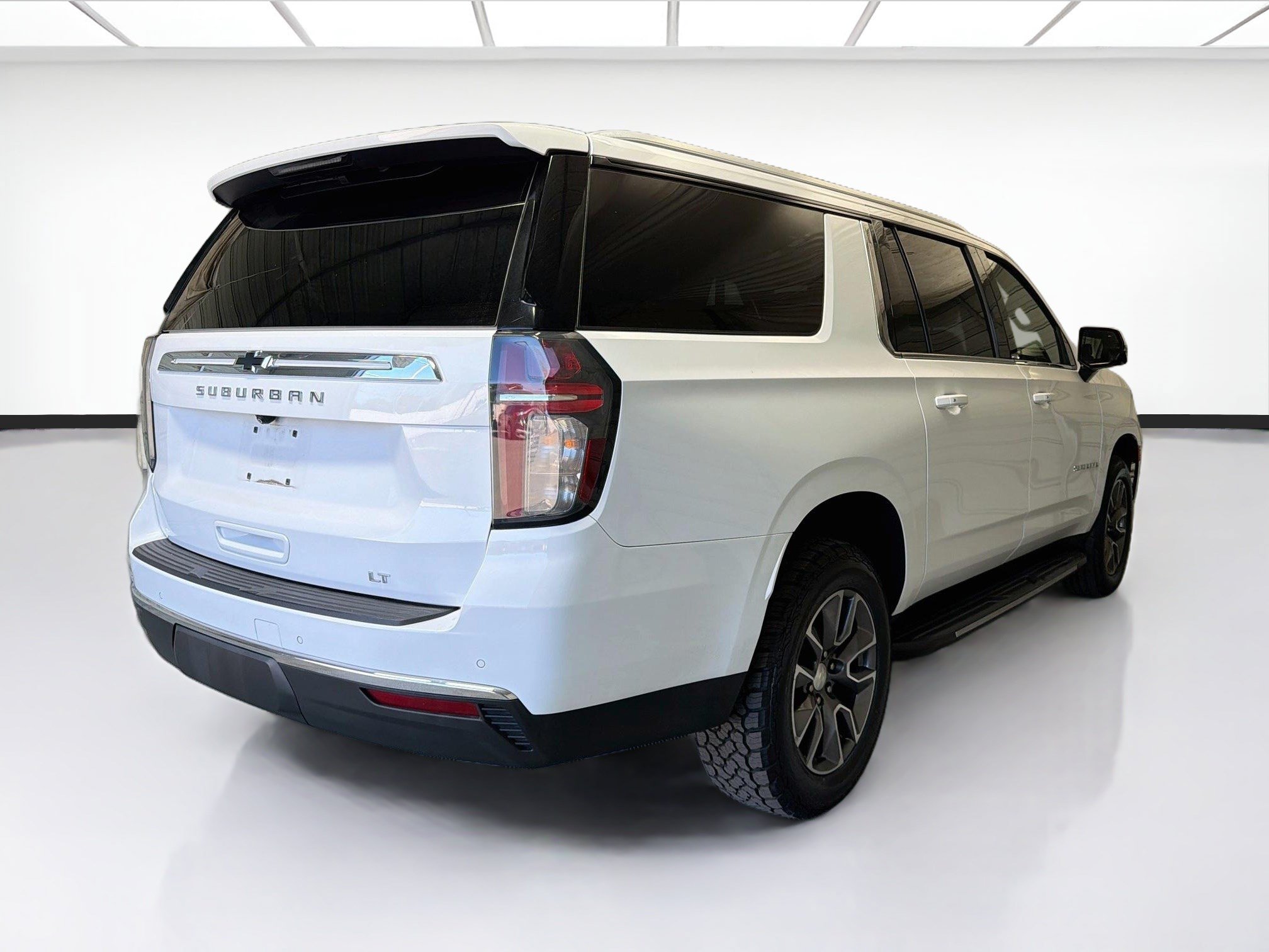 Used 2022 Chevrolet Suburban LT w/ Luxury Package RWD image 4