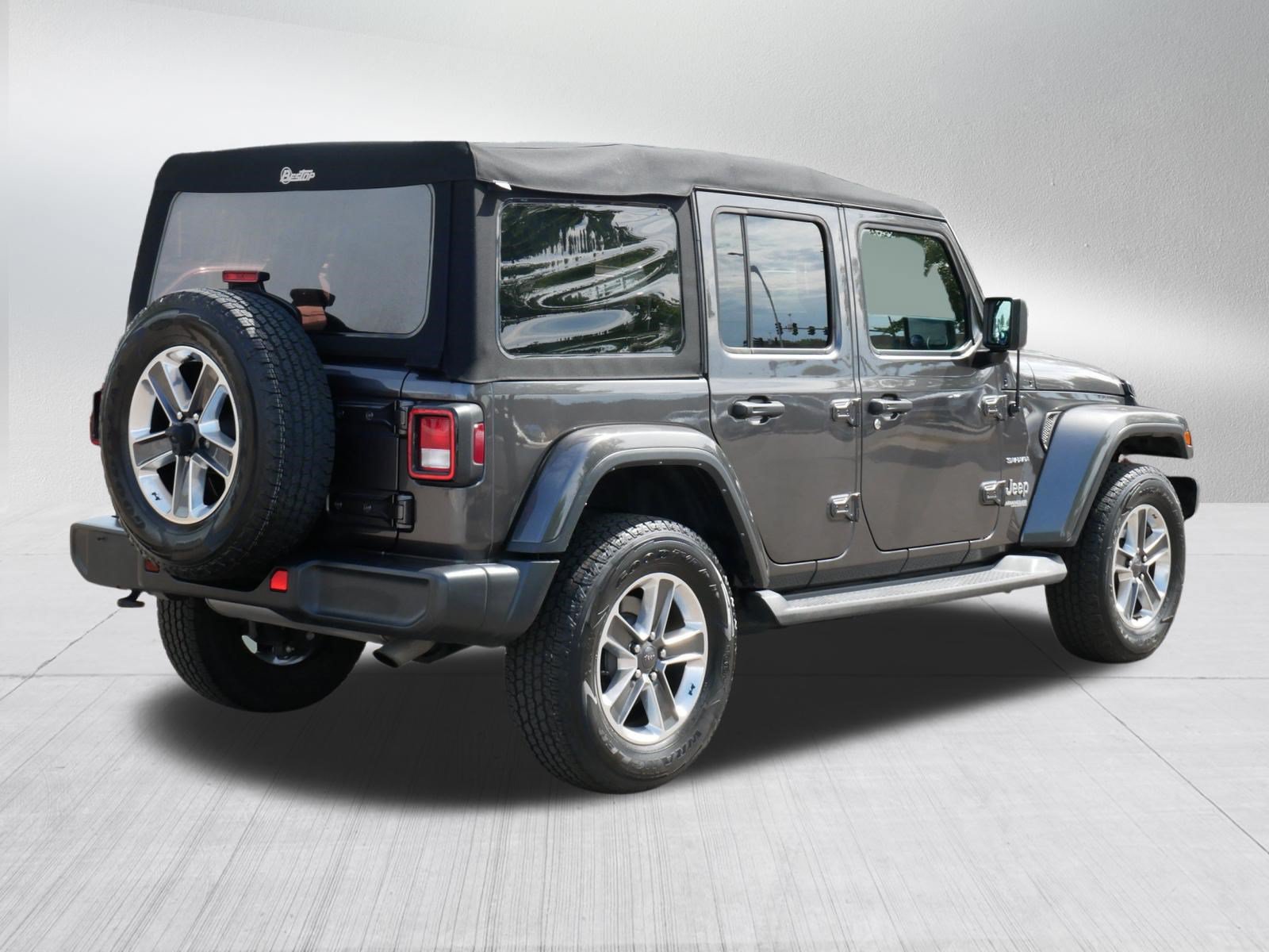 Used 2022 Jeep Wrangler Unlimited Sahara w/ Cold Weather Group AWD/4WD image 7