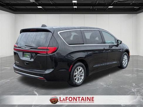 Certified 2023 Chrysler Pacifica Touring-L image 5