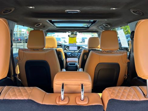 Used 2023 Chrysler Pacifica Pinnacle FWD image 20