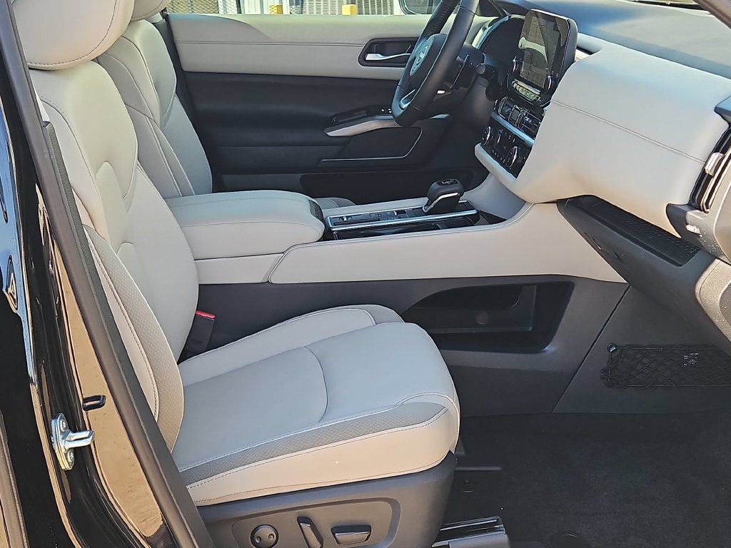Used 2025 Nissan Pathfinder SL w/ SL Premium Package FWD image 29