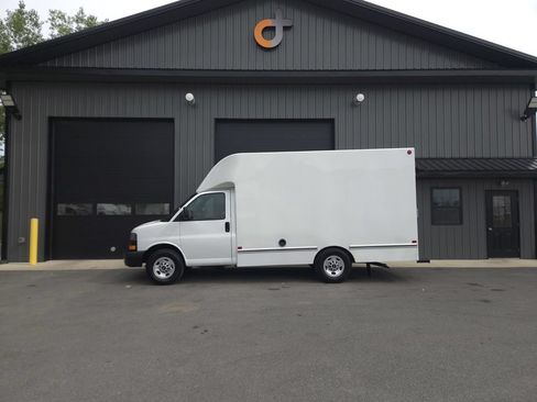 Used 2018 GMC Savana 3500 w/ Driver Convenience Package RWD image 4