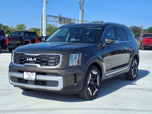 Used 2025 Kia Telluride S FWD image 3