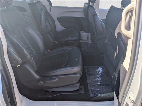 Used 2024 Chrysler Pacifica Select image 17