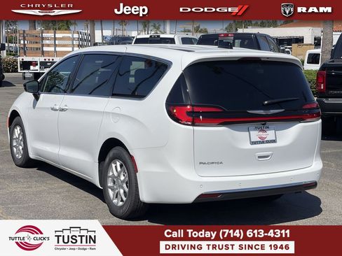 New 2026 Chrysler Pacifica Select FWD image 4