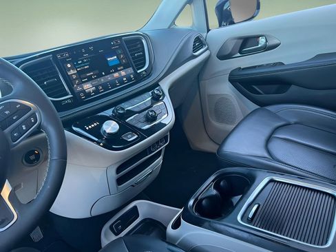 Used 2024 Chrysler Pacifica Select image 14