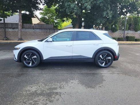 New 2025 Hyundai Ioniq 5 SE image 2