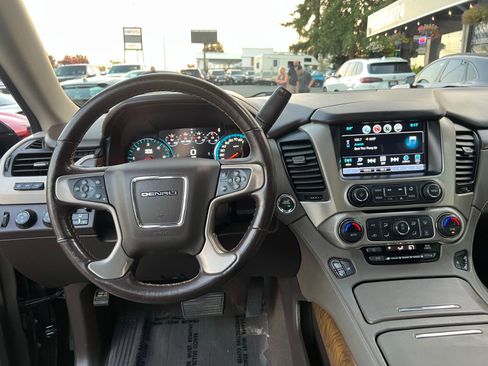 Used 2019 GMC Yukon XL Denali image 27