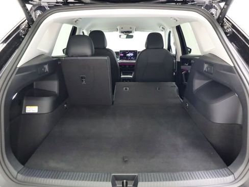 Used 2025 Volkswagen Tiguan SE FWD image 32