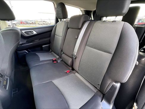Used 2017 Nissan Pathfinder SV FWD image 19