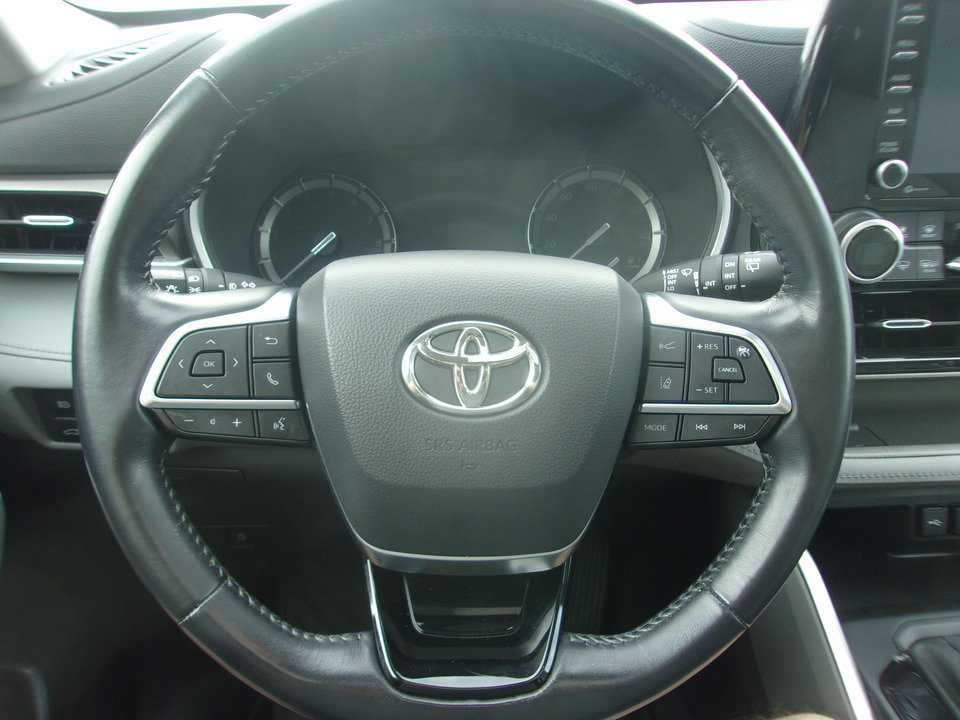 Used 2021 Toyota Highlander XLE AWD/4WD image 8