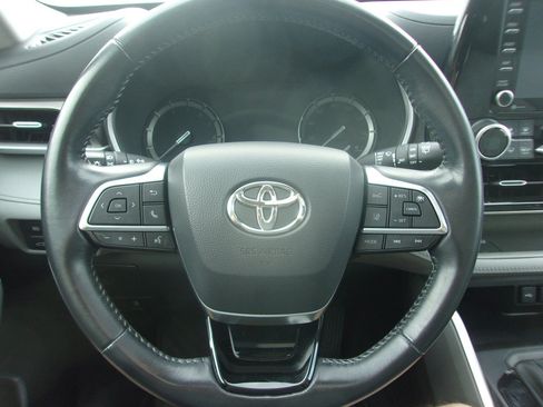 Used 2021 Toyota Highlander XLE AWD/4WD image 8