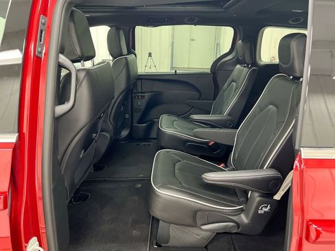 New 2026 Chrysler Pacifica Limited image 24