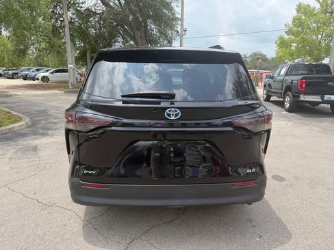 Used 2025 Toyota Sienna XLE FWD image 5