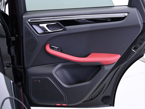 Used 2025 Porsche Macan image 22