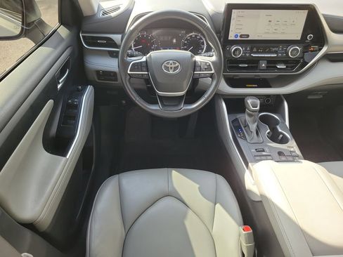 Used 2024 Toyota Highlander XLE AWD/4WD image 20