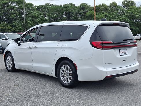 Used 2024 Chrysler Pacifica Touring-L image 4