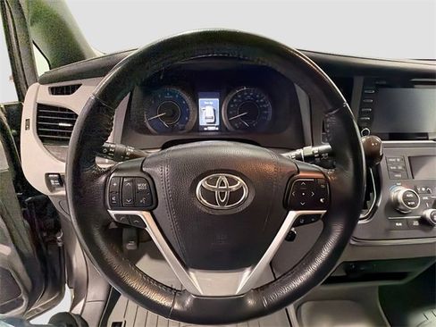 Used 2018 Toyota Sienna Limited image 9