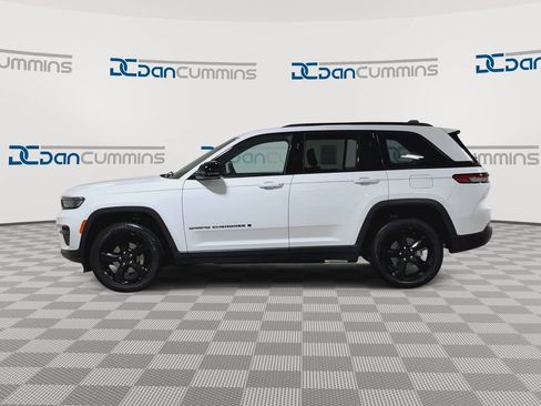 Used 2023 Jeep Grand Cherokee Altitude AWD/4WD image 5