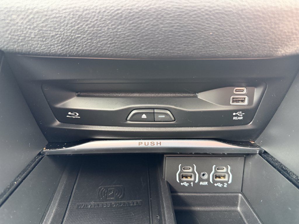 Used 2024 Chrysler Pacifica Pinnacle AWD/4WD image 11