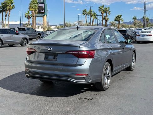 Used 2024 Volkswagen Jetta SE image 3