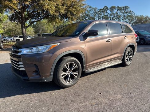 Used 2017 Toyota Highlander LE image 18