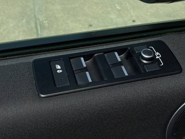 Used 2020 Land Rover Discovery HSE AWD/4WD image 13