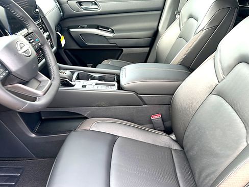 New 2026 Nissan Pathfinder SL w/ SL Premium Package image 10