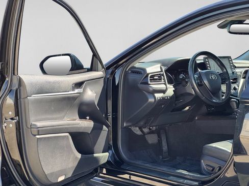 Used 2022 Toyota Camry XSE FWD image 9