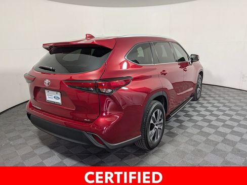 Used 2022 Toyota Highlander XLE FWD image 2