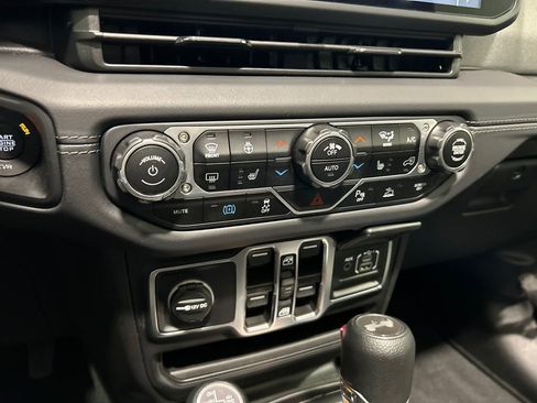 Used 2025 Jeep Wrangler Unlimited Sahara w/ Safety Group image 23