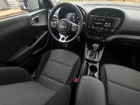 Used 2025 Kia Soul LX w/ LX Technology Package FWD image 32