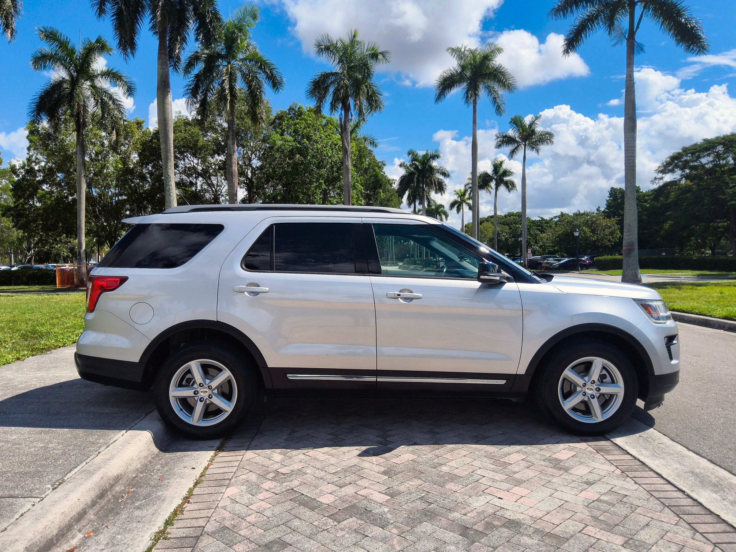 Used 2018 Ford Explorer XLT w/ Equipment Group 201A FWD image 18