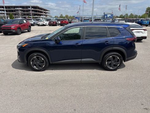 Used 2025 Nissan Rogue SV image 2