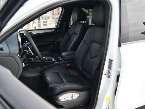 Certified 2026 Porsche Macan AWD/4WD image 13
