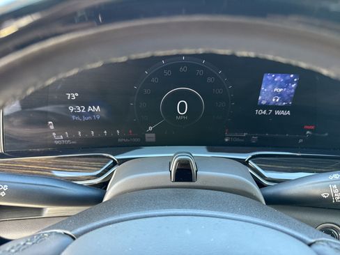 Used 2022 Cadillac Escalade ESV Premium Luxury w/ Performance Package AWD/4WD image 22