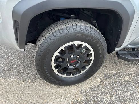 Used 2025 Toyota Tacoma TRD Off-Road w/ TRD Off Road Upgrade Package AWD/4WD image 11