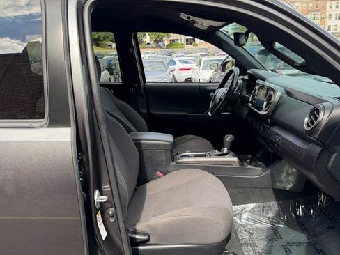Used 2018 Toyota Tacoma TRD Sport AWD/4WD image 5