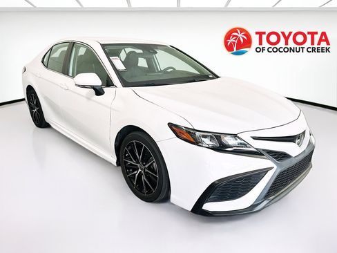 Used 2023 Toyota Camry SE FWD image 1