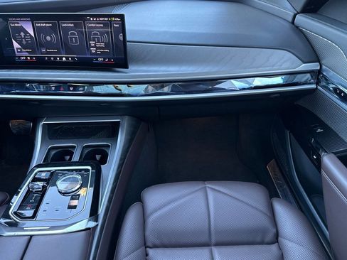 Used 2023 BMW 740i image 29